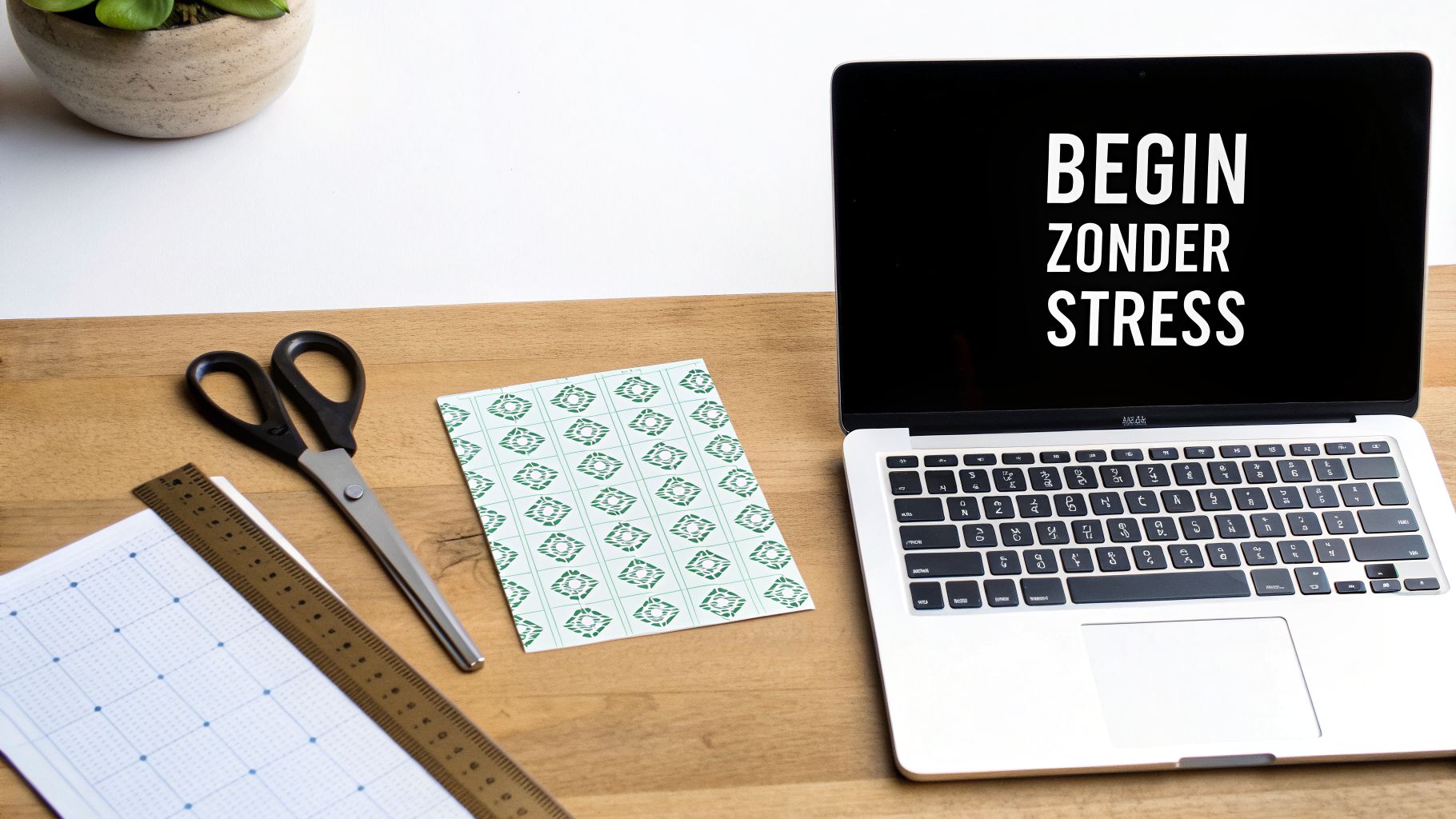 Een werkplek met een laptop die 'BEGIN ZONDER STRESS' toont, naast schaar, liniaal en papieren.