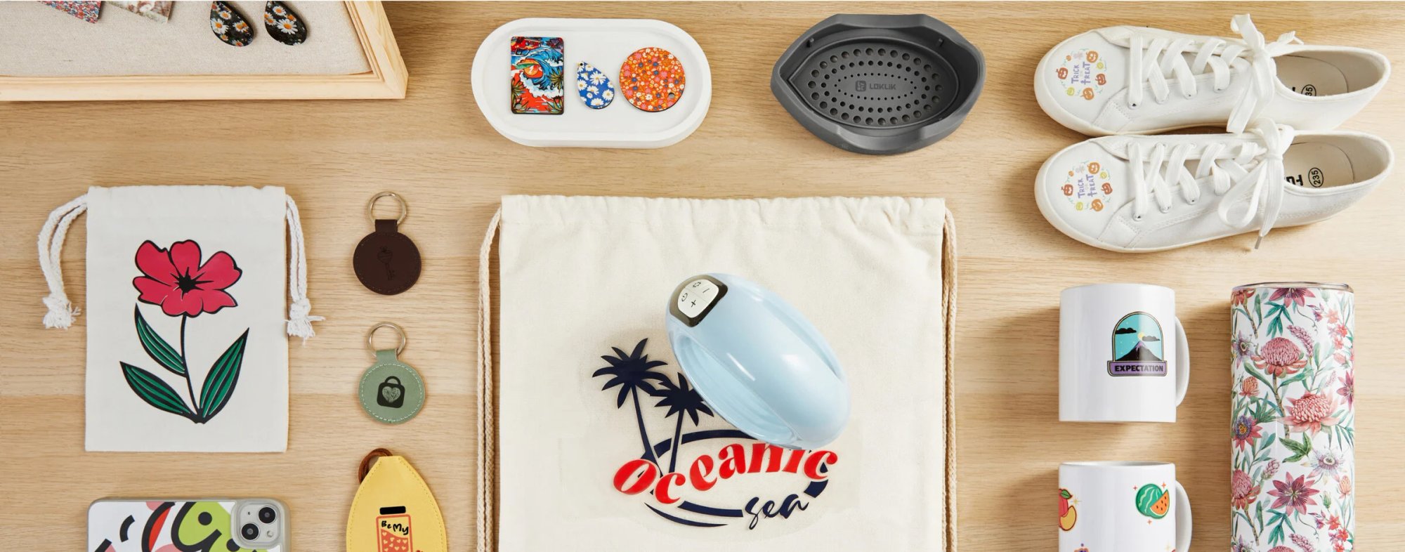Een flatlay van diverse gepersonaliseerde items, zoals canvas tassen, sneakers, mokken en keychains, op een houten tafel.