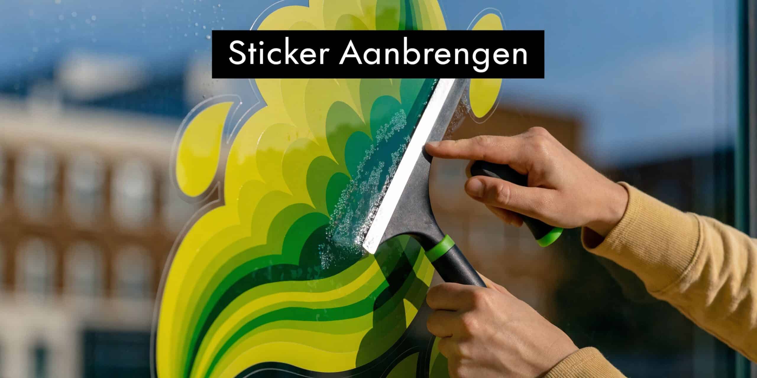 Zelf raamstickers maken: De ultieme gids voor 2026 5 Een persoon brengt met een raamtrekker een kleurrijke, gestileerde raamsticker aan op een glazen oppervlak.