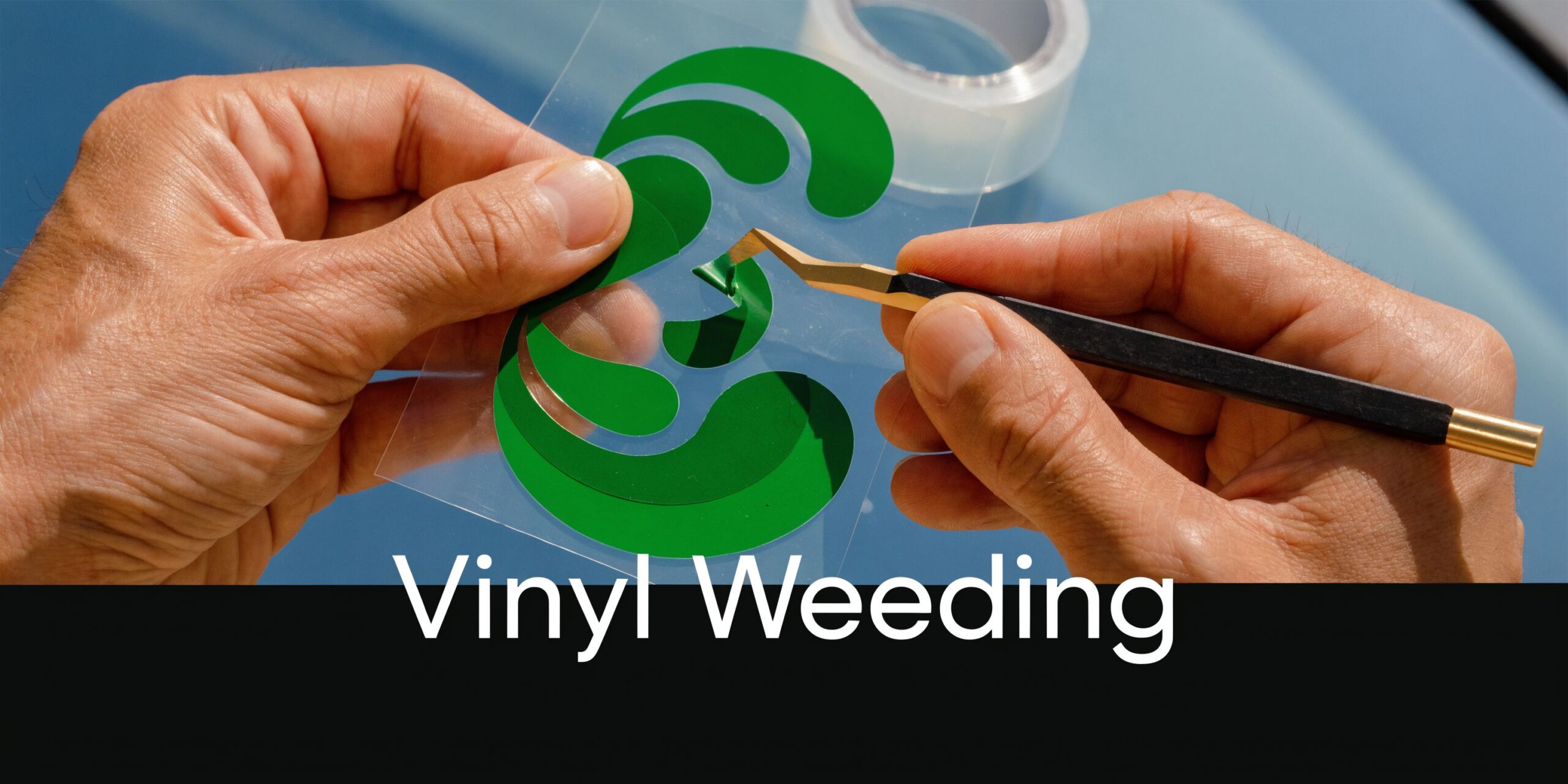 Een persoon gebruikt een precisietang om overtollig groen vinyl weg te halen van een op maat gemaakt ontwerp.