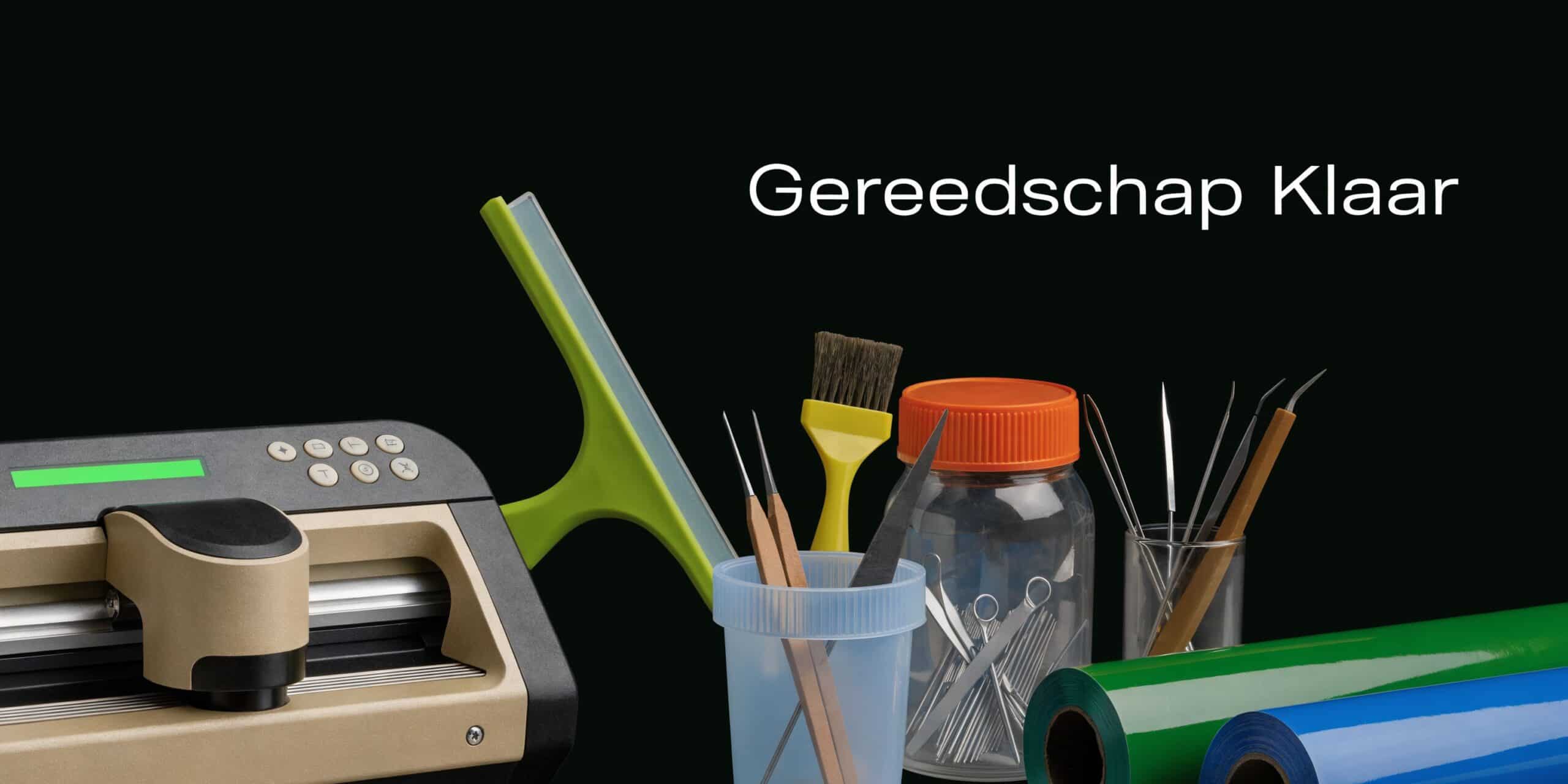 Zelf raamstickers maken: De ultieme gids voor 2026 3 Een snijplotter met diverse gereedschappen zoals een raamwisser, pincetten en vinylrollen voor het zelf maken van raamstickers.