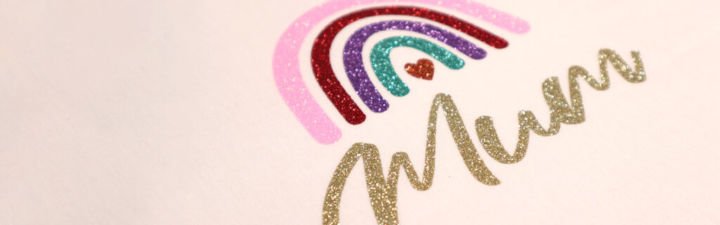 Glitter regenboog met 'Mama' tekst uit pearl glitter flex