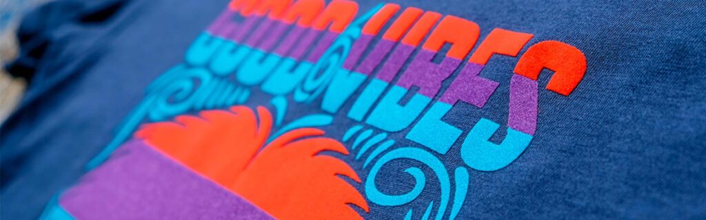 Kleurige tekst met positieve boodschap gemaakt met flockfolie