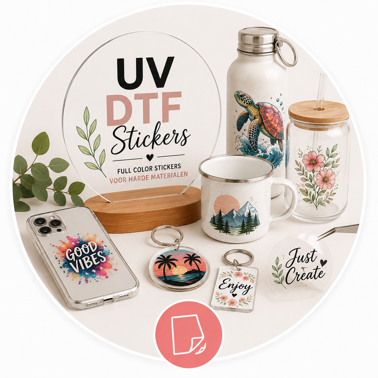 Illustratie van UV DTF full color stickers voor harde materialen met een transparante transfer die op een glas wordt aangebracht. Geschikt voor glazen, mokken, tumblers, kunststof, hout en metaal.